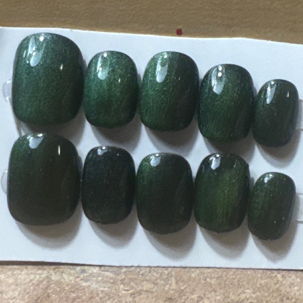 Midnight Moss" Press-On Nail Set – Deep Green Gloss‎ with Subtle Shimmer